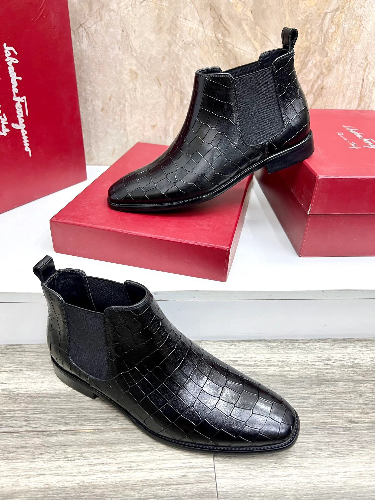 Original order quality: Men's shoes 💰700 Brand: Ferragamo (Ferragamo) One size larger: Men's size 38-44 (45 customized) Grade: Same style as the official website High-end men's shoes Material: Original cowhide, cowhide lining, original outsole Style category: Chelsea men's boots Fashion trend Color: Actual picture